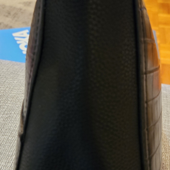 NWT Tahari Oxford Hobo Vegan Leather Shoulder Bag With Tassel And Dust Bag NEW!! - Picture 6 of 15